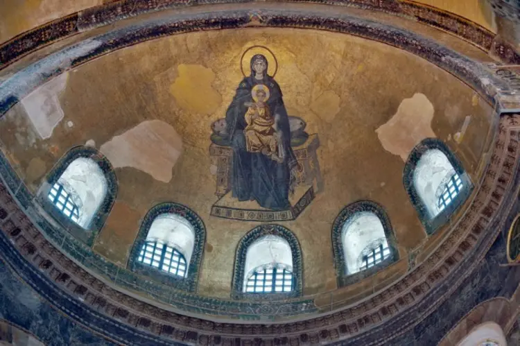 Apsis Mozaiğinde, Hz. Meryem ve çocuk İsa silüetleri bulunuyor.