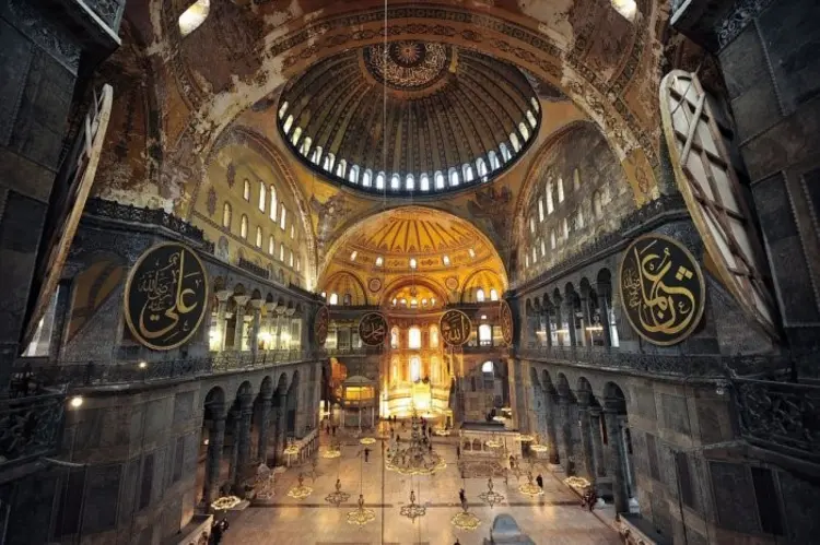 Ayasofya Cami muhteşem bir mimariye sahip.