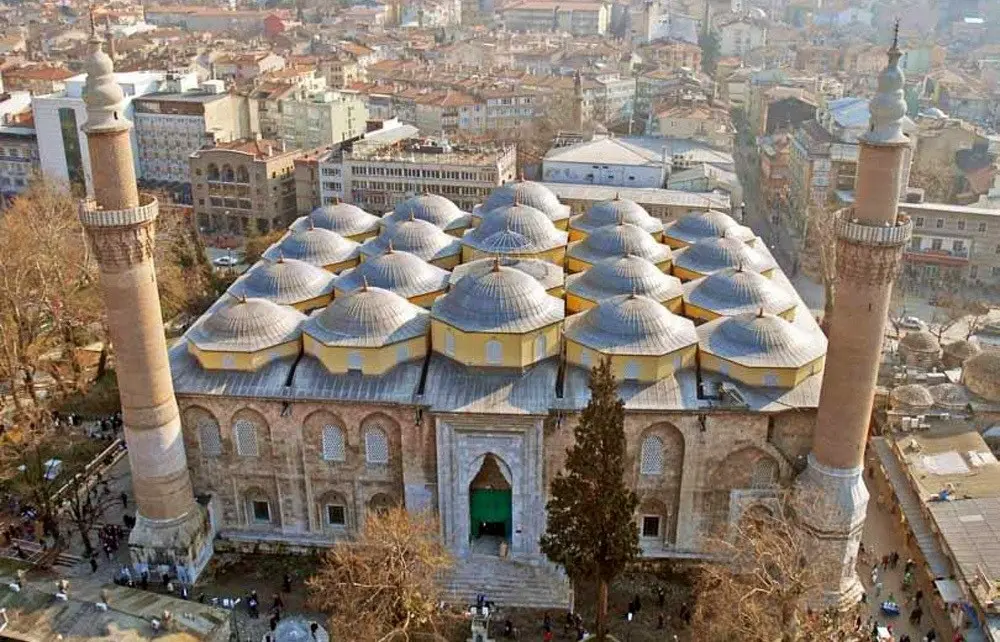 Bursa Ulu Cami, Türk tarihinde yapılan en büyük camidir.