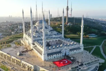 Çamlıca Camii, Türkiye'nin en büyük ibadethanesidir.