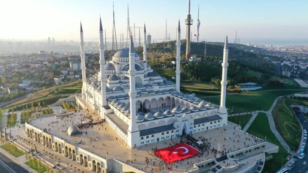 Çamlıca Camii, Türkiye'nin en büyük ibadethanesidir.