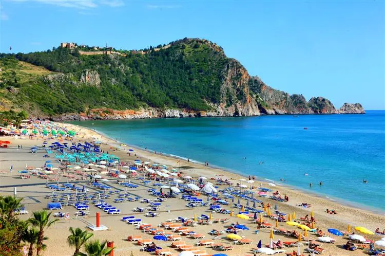 Damlataş Plajı, Antalya kalesinin eteklerinde yer alıyor.
