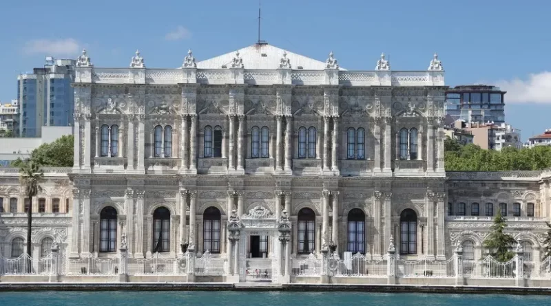 Dolmabahçe Sarayı, İstanbul'un en görkemli yapılarındandır.