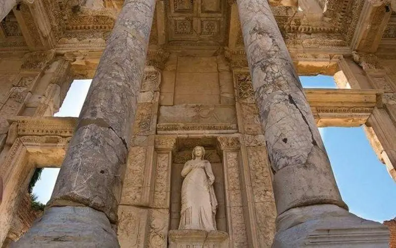 Efes Antik Kenti'nde pek çok uygarlığa ait eserler mevcut.