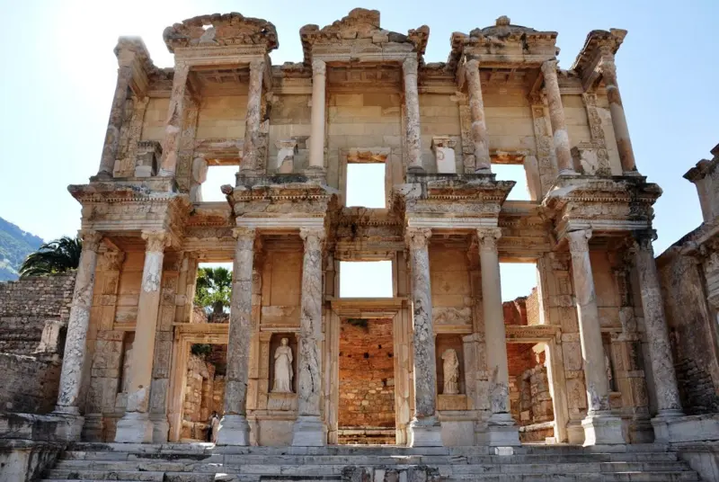 Celsus Kütüphanesi, Efes Antik Kentinin Roma eserlerindendir.