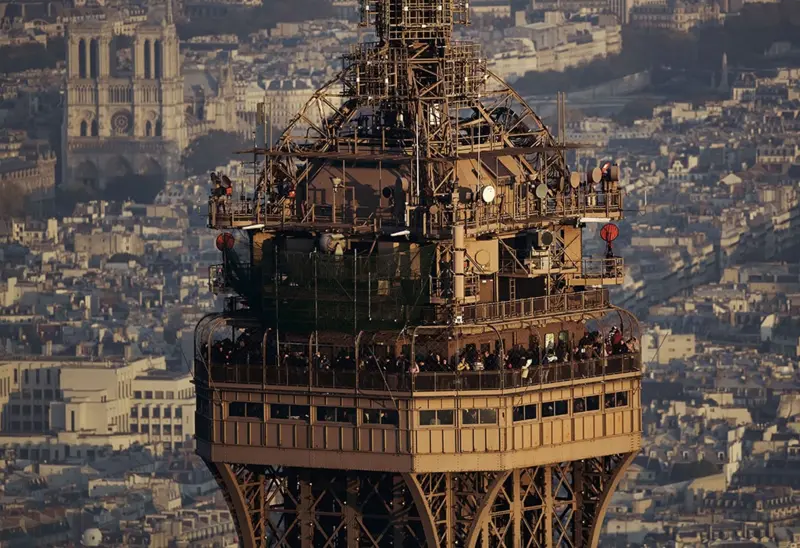 Kulenin 3. katında Gustave Eiffel’e ait harika Paris manzaralı ofisi yer alıyor.