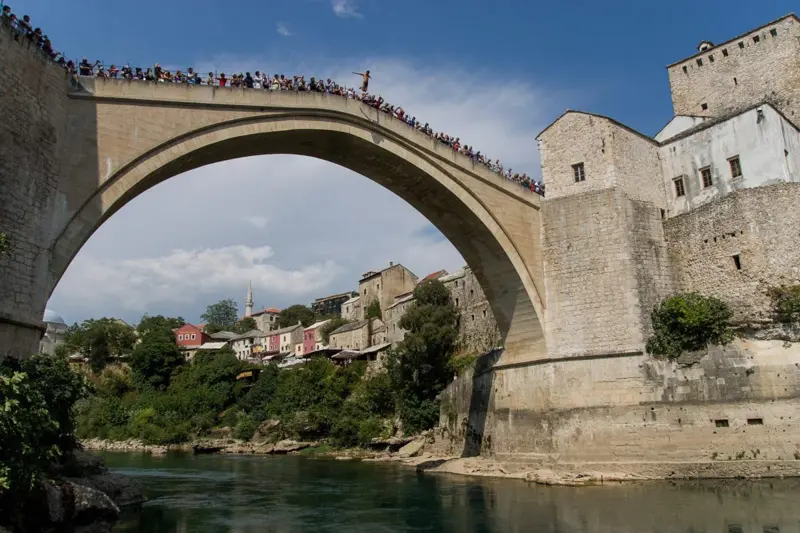 Tarihi Köprü, cesur gençler tarafından atlama platformu haline getirilmiş.