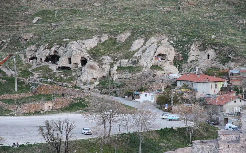 Sille Köyü kurulduğu ilk yıllardan kalma mağaralarla dolu.