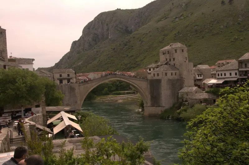 Mostar köprüsü Türkler' in yardımı ile yeniden yapılarak ayağa kaldırıldı.