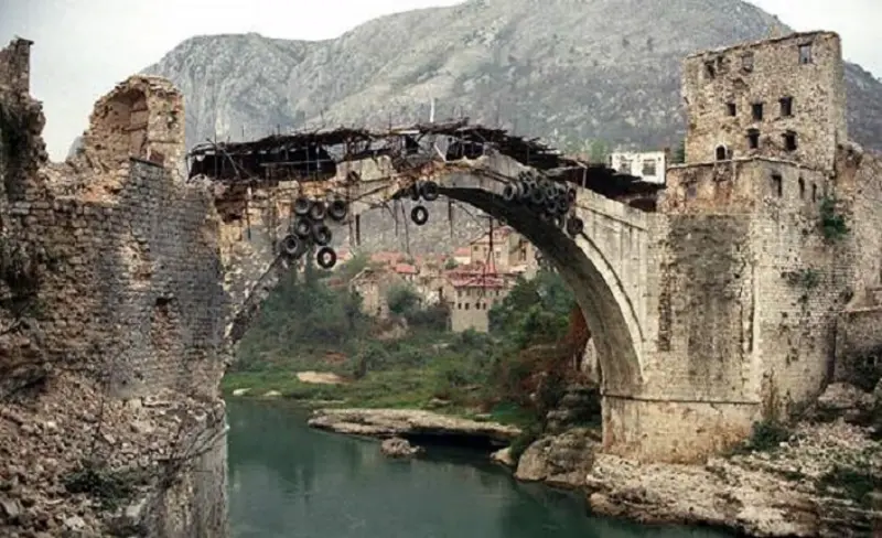 Köprü 1993 yılında Hırvat tankları tarafından Neretva Nehri'nin sularına gömüldü.