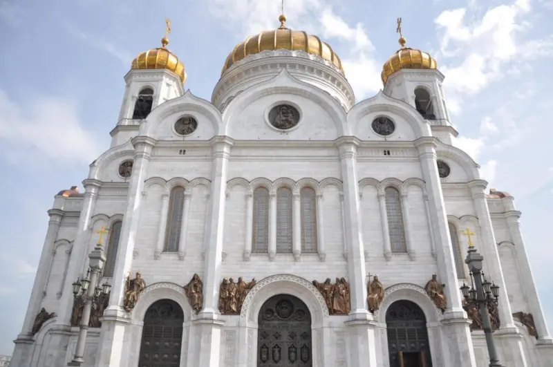 Kurtarıcı İsa Katedrali Moskova Nehri kıyısında yer alıyor.