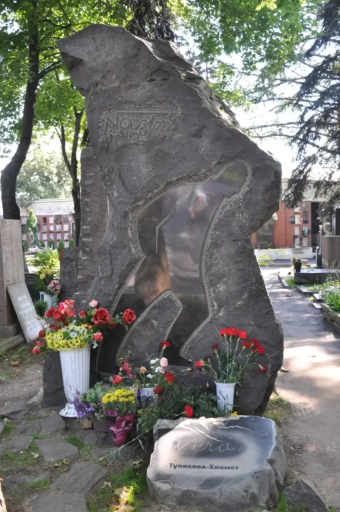 Nazım Hikmetin mezarı Novodevichy mezarlığında bulunuyor.