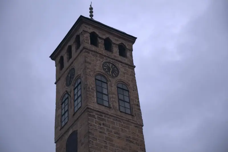 Saraybosna'da bulunan Saat Kulesi ay takvimine göre çalışıyor.